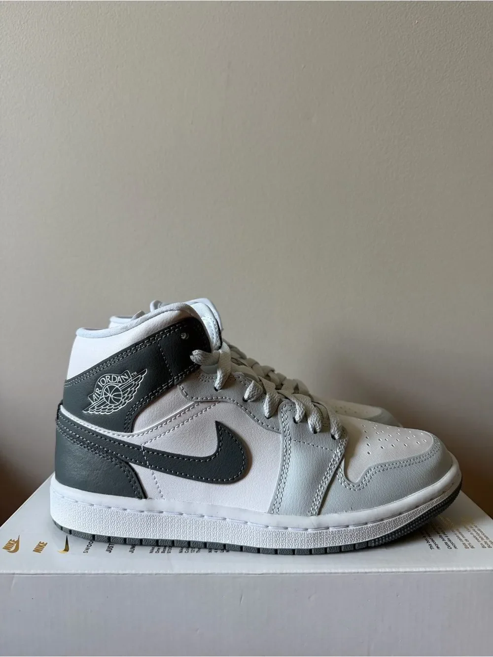 Air Jordan 1 Mid Smoke Grey BQ6472-113 Women’s Size 6.5